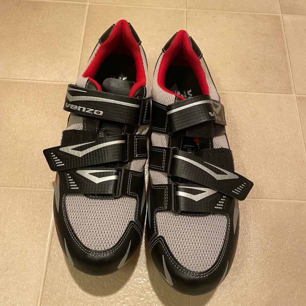 Venzo cycling cleat size 43 - gently used.